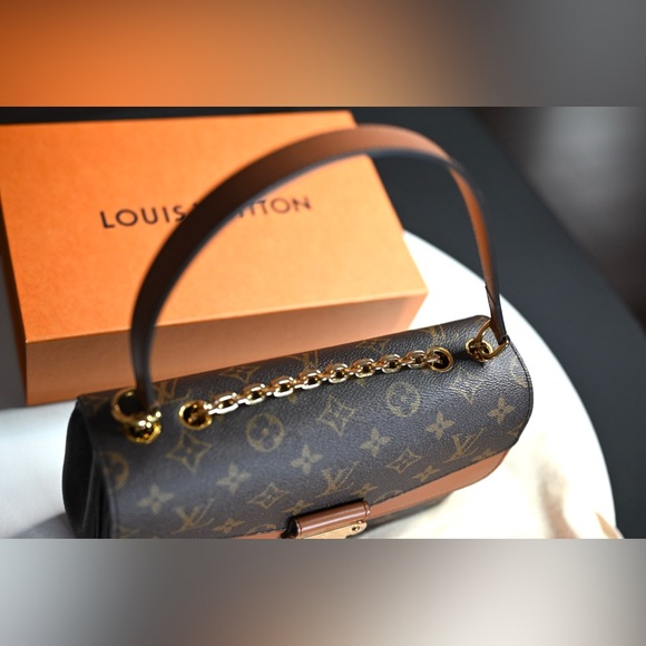 Authentic Louis Vuitton Monogram Marceau Flap Bag - Picture 3 of 16